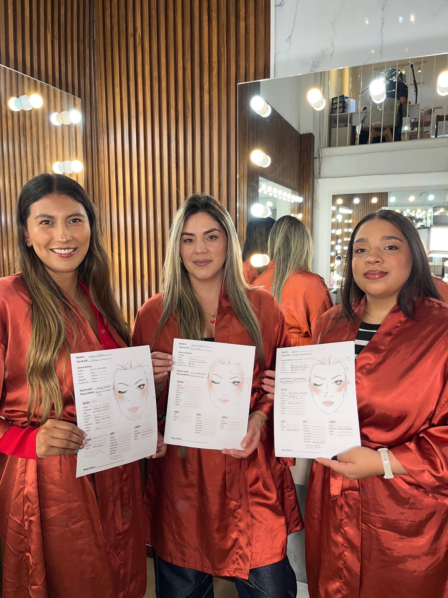 Taller de Automaquillaje con Amigas para el Día a Día - Nivel I